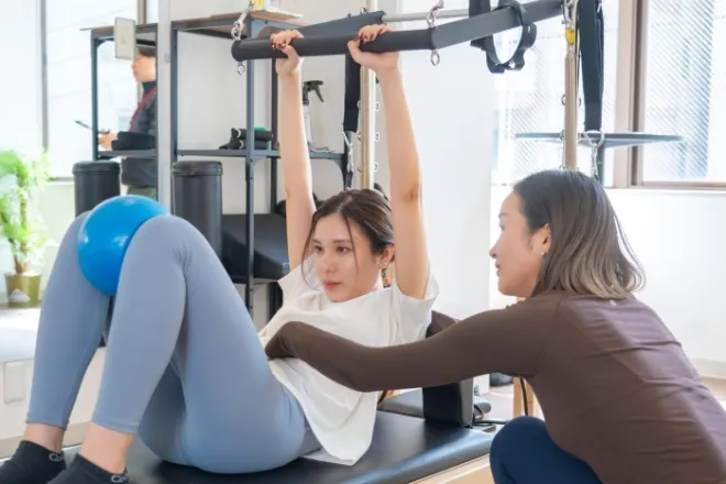 天満橋ピラティススタジオKOAのマシンピラティスの様子